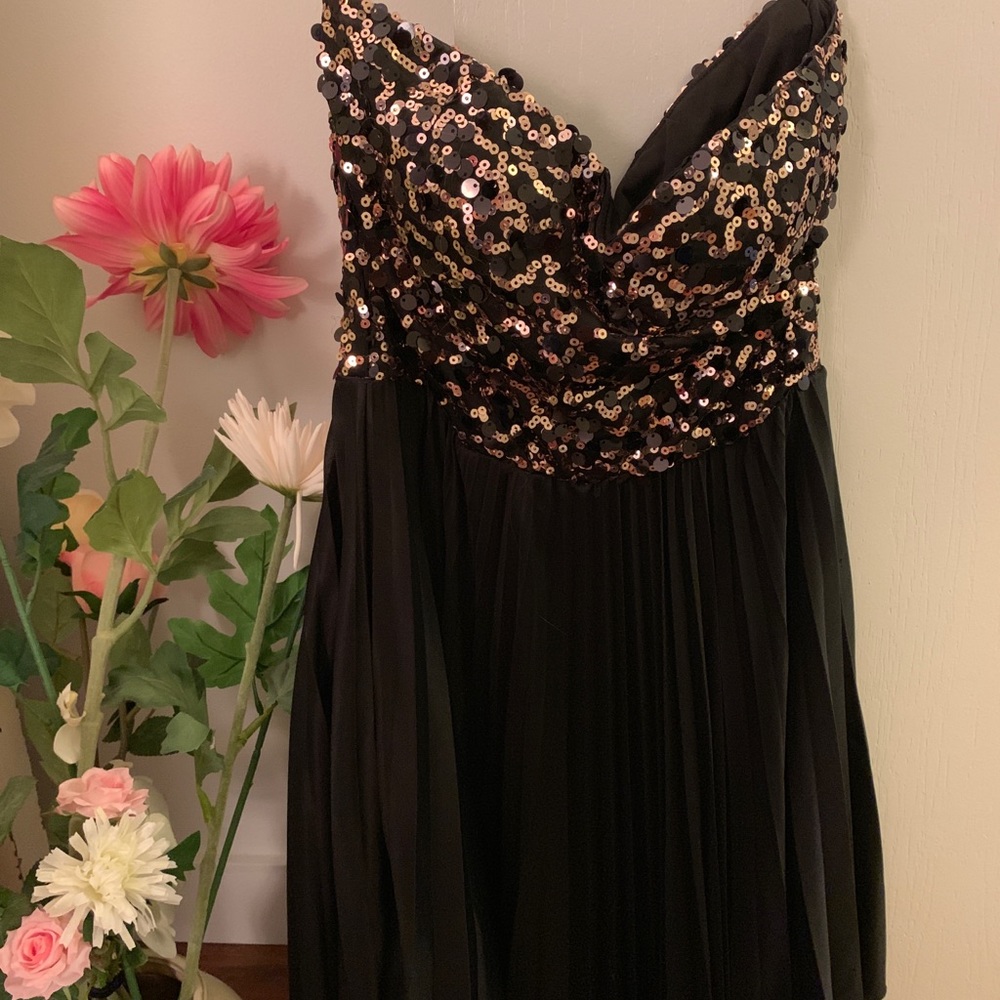 Sequinned strapless dress